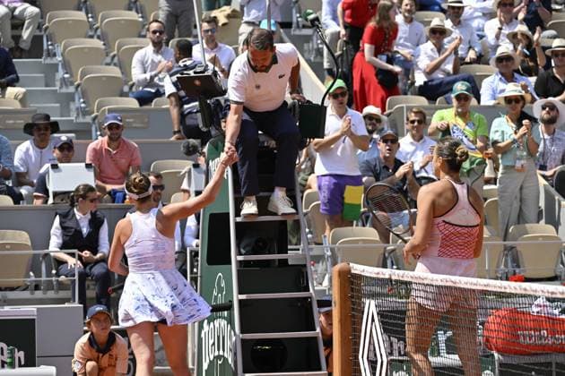 Tennis : Roland Garros 2023 - France - Elina Svitolina - Ukraine - refuse de serrer la main de Sabalenka Tennis : Roland Garros 2023 - France - 05 06 23 ChrysleneCaillaud Panoramic 