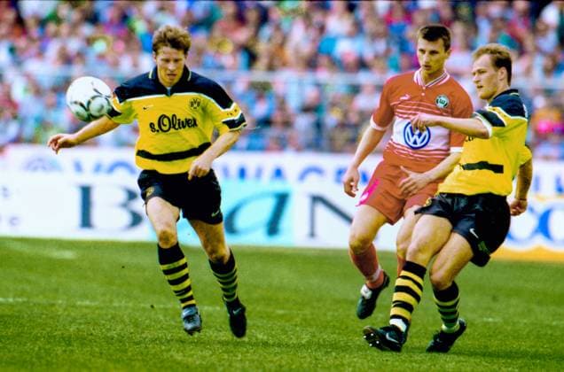 RECORD DATE NOT STATED Aus 1. BL. Saison 1997 98 VfL Wolfsburg - BV Borussia 09 Dortmund 1:4 am 25.04.1998. Im Foto: WOB Spieler ist Dragan Stevanovic *** From 1 BL season 1997 98 VfL Wolfsburg BV Borussia 09 Dortmund 1 4 on 25 04 1998 In photo WOB player is Dragan Stevanovic