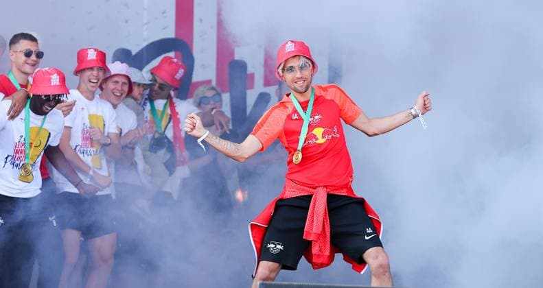 RB Leipzig feiert Pokalsieg DFB Pokal Leipzig, 04.06.2023, Siegesumzug, Fussball, Pokalsieg, Die Mannschaft von RB Leipzig, DFB Pokalsieger 2023, feiert mit den Fans den gestrigen Sieg. , Im Bild: Kevin Kampl (44, RB Leipzig) ,