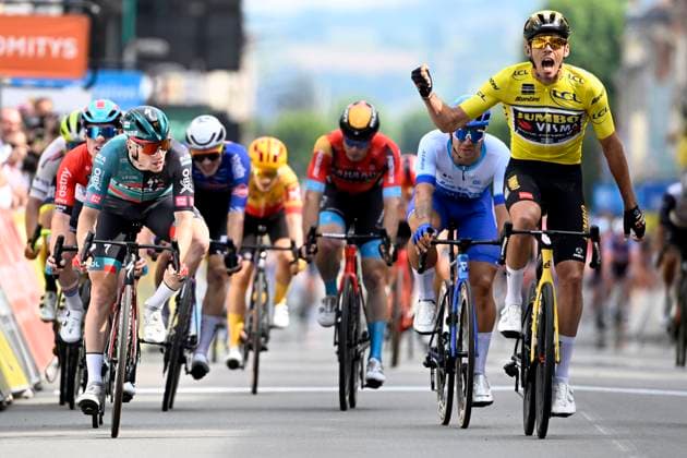 Bilder des Jahres 2023, Sport 06 Juni Sport Themen der Woche KW23 Sport Bilder des Tages LE COTEAU, FRANCE - JUNE 06 : Bennett Sam (IRL) of BORA - hansgrohe and Laporte Christophe (FRA) of Jumbo-Visma during stage 3 of the 75th edition of the 2023 Criterium du Dauphine Libere cycling race 2.UWT, a stage of 194,5 kms with start in Monistrol-sur-Loire and finish in Le Coteau on June 6, 2023 in Le Coteau, France, 06 06 2023 ( Motordriver Gery Lannoo - Criterium du Dauphine 2023 - Stage 3 PhotoNews Panoramic 