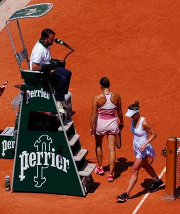 Mandatory Credit: Photo by Javier Garcia Shutterstock (13949267da) Aryna Sabalenka and Elina Svitolina walk past eachother at a change of ends French Open Tennis, Day 10, Roland Garros, Paris, France - 06 June 2023 French Open Tennis, Day 10, Roland Garros, Paris, France - 06 June 2023  Copyright: xJavierxGarcia Shutterstockx 13949267da