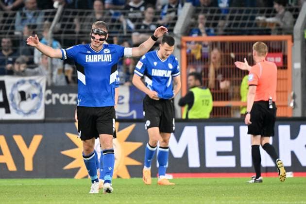 Sport Themen der Woche KW23 Sport Bilder des Tages Bielefeld, Schueco Arena, 06.06.23, GER, Herren, Relegation 2023, Saison 2022-2023, DSC Arminia Bielefeld - SV Wehen Wiesbaden Bild: Fabian KLOS (Bielefeld) ist frustriert nach dem Tor zum 1:2 Only for editorial use! DFL regulations prohibit any use of photographs as image sequences and or quasi-video. NRW Deutschland *** Bielefeld, Schueco Arena, 06 06 23, GER, men, Relegation 2023, season 2022 2023, DSC Arminia Bielefeld SV Wehen Wiesbaden picture Fabian KLOS Bielefeld is frustrated after the goal to 1 2 Only for editorial use DFL regulations prohibit any use of photographs as image sequences and or quasi video NRW Germany