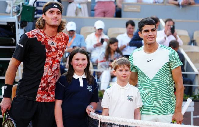 Mandatory Credit: Photo by Javier Garcia Shutterstock (13949267fj) Carlos Alcaraz and Stefanos Tsitsipas pose for a photo before the match French Open Tennis, Day 10, Roland Garros, Paris, France - 06 June 2023 French Open Tennis, Day 10, Roland Garros, Paris, France - 06 June 2023  Copyright: xJavierxGarcia Shutterstockx 13949267fj
