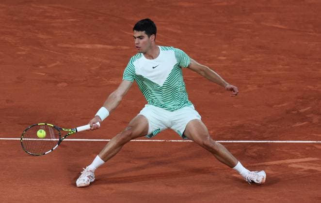 (230607) -- PARIS, June 7, 2023 -- Carlos Alcaraz competes during the men s singles quarterfinal match between Carlos Alcaraz of Spain and Stefanos Tsitsipas of Greece at the French Open tennis tournament at Roland Garros in Paris, France, on June 6, 2023. ) (SP)FRANCE-PARIS-TENNIS-ROLAND GARROS-FRENCH OPEN-MEN S SINGLES GaoxJing 