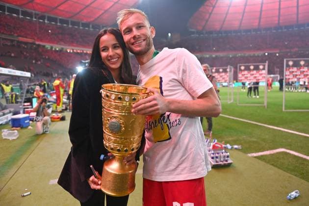 Konrad LAIMER (L) und Freundin Ines-Sarah mit Pokal,Cup,Trophaee, Siegerehrung. 80.DFB Pokal Finale, RB Leipzig - Eintracht Frankfurt 2-0 am 03.06.2022., Olympiastadion in Berlin DFL DFB regulations prohibit any use of photographs as image sequences and or quasi-video