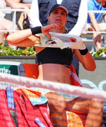 Mandatory Credit: Photo by Javier Garcia Shutterstock (13949271p) Beatriz Haddad Maia changes her shirt between games French Open Tennis, Day 11, Roland Garros, Paris, France - 07 June 2023 French Open Tennis, Day 11, Roland Garros, Paris, France - 07 June 2023  Copyright: xJavierxGarcia Shutterstockx 13949271p