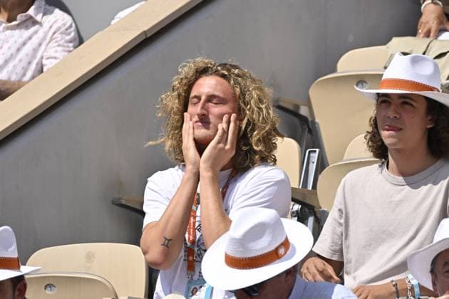 Tennis : Roland Garros 2023 - France - Joao LucasNoah se met soigneusement de la creme protection solaire sur le visage dans la tribune presidentielle Tennis : Roland Garros 2023 - France - 07 06 23 ChrysleneCaillaud Panoramic 