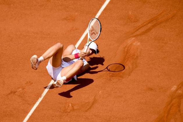 chute d Iga Swiatek (Pol) TENNIS : Roland Garros 2023 - Paris - 07 06 2023 JBAutissier Panoramic 