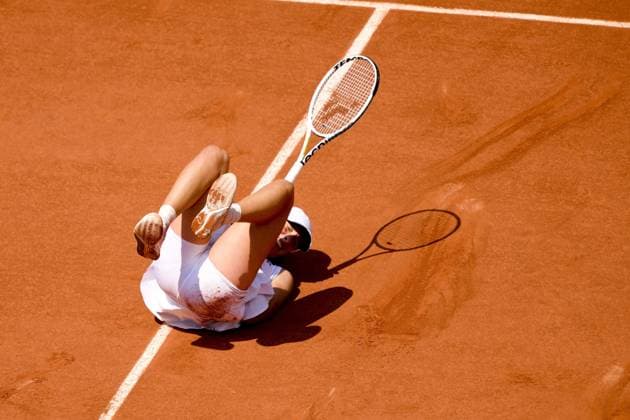 chute d Iga Swiatek (Pol) TENNIS : Roland Garros 2023 - Paris - 07 06 2023 JBAutissier Panoramic 