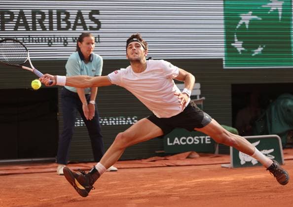 Tomas Martin Etcheverry of Argentina plays against Alexander Zverev of Germany at the Roland Garros French Tennis Open in Paris, France, on Wednesday, June 7, 2023. Zverev won 6-4, 3-6, 6-3, 6-4 and qualified for the semi finals.  PAR20230607126 MAYAxVIDON-WHITE