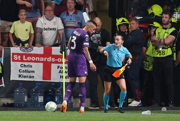 Sport Themen der Woche KW23 Sport Bilder des Tages Mandatory Credit: Photo by Paul Currie Shutterstock (13949251ca) Cristiano Biraghi of Fiorentina is hit by cups thrown by the West Ham United fans and receives treatment for a cut on the back of his head Fiorentina v West Ham United, UEFA Europa Conference League, Final, Football, Fortuna Arena, Prague, Czech Republic - 07 Jun 2023 EDITORIAL USE ONLY No use with unauthorised audio, video, data, fixture lists, club league logos or live services. Online in-match use limited to 120 images, no video emulation. No use in betting, games or single club league player publications. Fiorentina v West Ham United, UEFA Europa Conference League, Final, Football, Fortuna Arena, Prague, Czech Republic - 07 Jun 2023 EDITORIAL USE ONLY No use with unauthorised audio, video, data, fixture lists, club league logos or live services. Online in-match use limited to 120 images, no video emulation. No use in betting, games or single club league player publications.  Copyright: xPaulxCurrie Shutterstockx 13949251ca