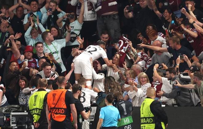 Sport Themen der Woche KW23 Sport Bilder des Tages Mandatory Credit: Photo by Paul Currie Shutterstock (13949251dc) Said Benrahma of West Ham United scores the opening goal 0-1 from a penalty past Goalkeeper Pietro Terracciano of Fiorentina and celebrates in with the fans Fiorentina v West Ham United, UEFA Europa Conference League, Final, Football, Fortuna Arena, Prague, Czech Republic - 07 Jun 2023 EDITORIAL USE ONLY No use with unauthorised audio, video, data, fixture lists, club league logos or live services. Online in-match use limited to 120 images, no video emulation. No use in betting, games or single club league player publications. Fiorentina v West Ham United, UEFA Europa Conference League, Final, Football, Fortuna Arena, Prague, Czech Republic - 07 Jun 2023 EDITORIAL USE ONLY No use with unauthorised audio, video, data, fixture lists, club league logos or live services. Online in-match use limited to 120 images, no video emulation. No use in betting, games or single club league player publications.  Copyright: xPaulxCurrie Shutterstockx 13949251dc