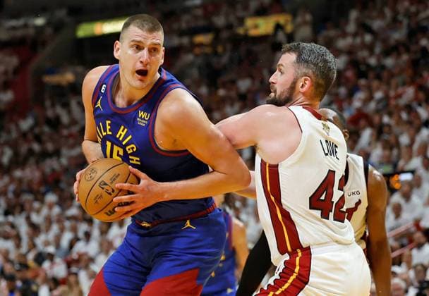 Sport Themen der Woche KW23 Sport Bilder des Tages June 7, 2023: Miami, Florida, USA: The Denver Nuggets NIKOLA JOKIC (15) drives against the Miami Heat s KEVIN LOVE (42) during the first half of Game 3 of the NBA, Basketball Herren, USA Finals at the Kaseya Center. Miami USA - ZUMAm67_ 20230608_zaf_m67_002 Copyright: xAlxDiazx