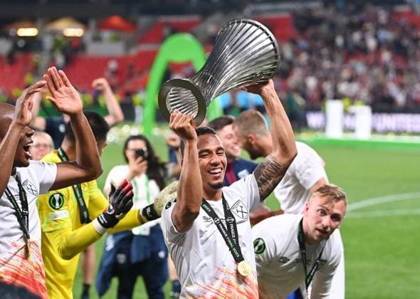 Fussball Europa Conference League Finale Saison 2022 2023 AC Florenz - West Ham United 07.06.2023 JUBEL Sieger West Ham United; Thilo Kehrer mit Pokal *** Football Europa Conference League Final Season 2022 2023 AC Florence West Ham United 07 06 2023 CHEER Winner West Ham United Thilo Kehrer with Cup