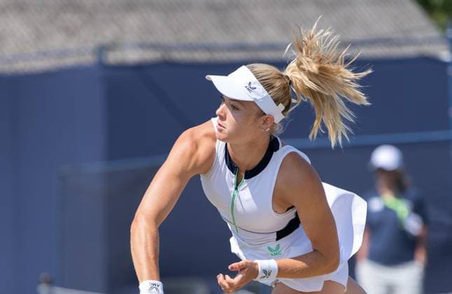 Katie Swan (GBR) playing Oceane Dodin (FRA) during round two of the W100 Surbiton Trophy on day 4 of the Surbiton Trophy at Surbiton Lawn Tennis Club, Surbiton, England on the 8th June 2023. Copyright: xAlanxStanfordx PMI-5583-0014