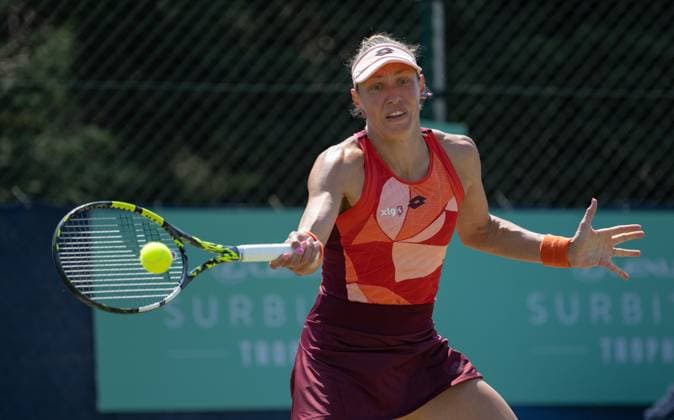 Yanina Wyckmayer (BEL) playing Elizabeth Mandlik (USA) during round two of the W100 Surbiton Trophy on day 4 of the Surbiton Trophy at Surbiton Lawn Tennis Club, Surbiton, England on the 8th June 2023. Copyright: xAlanxStanfordx PMI-5583-0063