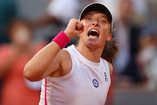 Sport Bilder des Tages Mandatory Credit: Photo by Ella Ling Shutterstock (13949274cp) Iga Swiatek of Poland celebrates French Open Tennis, Day 12, Roland Garros, Paris, France - 08 June 2023 French Open Tennis, Day 12, Roland Garros, Paris, France - 08 June 2023  Copyright: xEllaxLing Shutterstockx 13949274cp