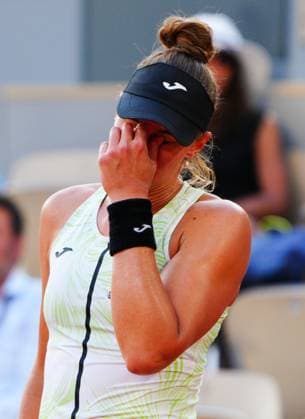 Mandatory Credit: Photo by Javier Garcia Shutterstock (13949272bc) Beatriz Haddad Maia reacts French Open Tennis, Day 12, Roland Garros, Paris, France - 08 June 2023 French Open Tennis, Day 12, Roland Garros, Paris, France - 08 June 2023  Copyright: xJavierxGarcia Shutterstockx 13949272bc