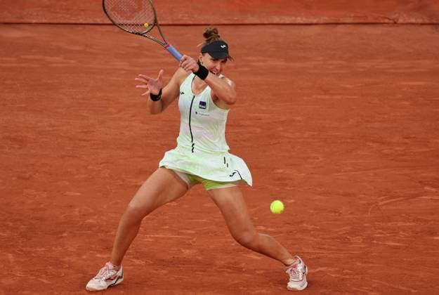 Beatriz Haddad Maia of Argentina plays against top-seeded Iga Swiatek of Poland at the Roland Garros French Tennis Open in Paris, France, on Thursday, June 8, 2023. Swiatek won 6-2, 7-6 and qualified for the finals.  PAR20230608146 MAYAxVIDON-WHITE