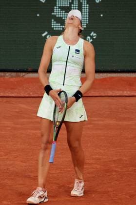Beatriz Haddad Maia of Argentina plays against top-seeded Iga Swiatek of Poland at the Roland Garros French Tennis Open in Paris, France, on Thursday, June 8, 2023. Swiatek won 6-2, 7-6 and qualified for the finals.  PAR20230608147 MAYAxVIDON-WHITE