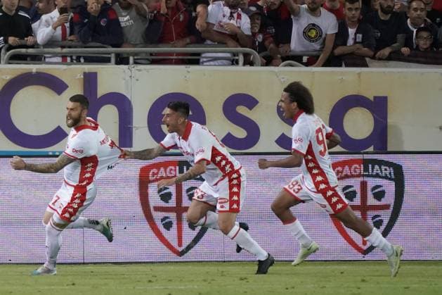 Foto Tocco Alessandro LaPresse 8 Giugno 2023 Cagliari, Italia - Cagliari vs Bari - Campionato di Calcio Serie BKT 2022 2023 - Stadio Unipol Domus. Nella foto: L esultanza di Mirco Antenucci (SSC Bari) dopo il gol 1-1 June 8, 2023 Cagliari, Italy - soccer - Cagliari vs Bari - Italian Football Championship League BKT 2022 2023 - Unipol Domus Stadium. In the pic: Celebrates Mirco Antenucci (SSC Bari)  Copyright: xAlessandroxTocco LaPressex