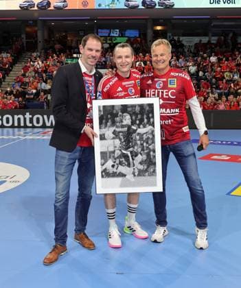 Sport Themen der Woche KW23 Sport Bilder des Tages 08.06.2023 - Handball - 1. Bundesliga LIQUI MOLY HBL - Saison 2022 2023 - 33. Spieltag: HC Erlangen Metropolregion Nürnberg HCE - SG Flensburg-Handewitt Flensburg - DaMa - Johannes Sellin (5, HC Erlangen HCE ) wird vor dem Spiel von Rene Selke (Geschäftsführer HC Erlangen HCE ) und Dr. Carsten Bissel (Aufsichtsratsvorsitzender des HC Erlangen) verabschiedet *** 08 06 2023 Handball 1 Bundesliga LIQUI MOLY HBL Season 2022 2023 33 Matchday HC Erlangen Metropolregion Nürnberg HCE SG Flensburg Handewitt Flensburg DaMa Johannes Sellin 5, HC Erlangen HCE is seen off before the match by Rene Selke Managing Director HC Erlangen HCE and Dr Carsten Bissel Chairman of the Supervisory Board of HC Erlangen