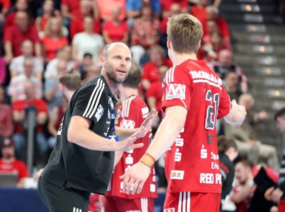 08.06.2023 - Handball - 1. Bundesliga LIQUI MOLY HBL - Saison 2022 2023 - 33. Spieltag: HC Erlangen Metropolregion Nürnberg HCE - SG Flensburg-Handewitt Flensburg - DaMa - Olafur Stefansson (Co-Trainer HC Erlangen HCE ) gibt Anweisungen an Christopher Bissel (21, HC Erlangen HCE )