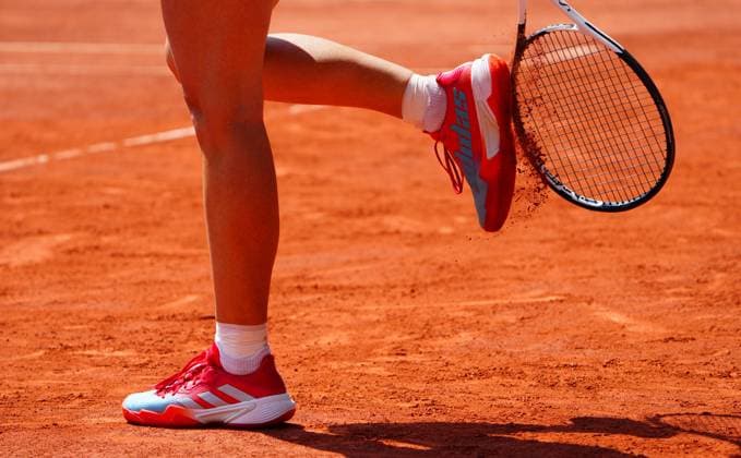 Mandatory Credit: Photo by Javier Garcia Shutterstock (13949272ei) Karolina Muchova bats clay off her Adidas tennis shoes French Open Tennis, Day 12, Roland Garros, Paris, France - 08 June 2023 French Open Tennis, Day 12, Roland Garros, Paris, France - 08 June 2023  Copyright: xJavierxGarcia Shutterstockx 13949272ei