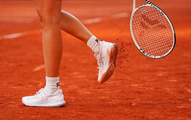 Mandatory Credit: Photo by Javier Garcia Shutterstock (13949272dr) Iga Swiatek bats clay off her Asics shoes French Open Tennis, Day 12, Roland Garros, Paris, France - 08 June 2023 French Open Tennis, Day 12, Roland Garros, Paris, France - 08 June 2023  Copyright: xJavierxGarcia Shutterstockx 13949272dr