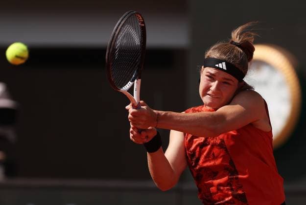 (230609) -- PARIS, June 9, 2023 -- Karolina Muchova competes during the women s singles semifinal match between Karolina Muchova of the Czech Republic and Aryna Sabalenka of Belarus at the French Open tennis tournament at Roland Garros in Paris, France, on June 8, 2023. ) (SP)FRANCE-PARIS-TENNIS-ROLAND GARROS-FRENCH OPEN-WOMEN S SINGLES GaoxJing 