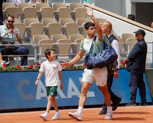 Carlos Alcaraz betritt den Platz Philippe-Chatrier, Halbfinale, Herren Einzel Copyright: xJuergenxHasenkopfx