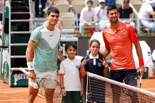 Carlos Alcaraz und Novak Djokovic posen am Netz fuer die Fotografen, Halbfinale, Herren Einzel Copyright: xJuergenxHasenkopfx
