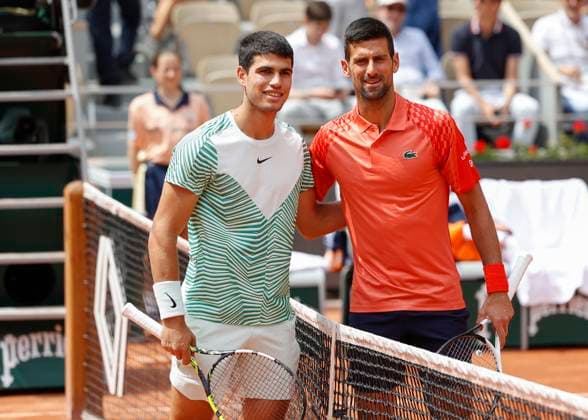 Sport Bilder des Tages Carlos Alcaraz und Novak Djokovic posen am Netz fuer die Fotografen, Halbfinale, Herren Einzel Copyright: xJuergenxHasenkopfx