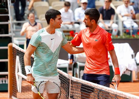 Carlos Alcaraz und Novak Djokovic posen am Netz fuer die Fotografen, Halbfinale, Herren Einzel Copyright: xJuergenxHasenkopfx