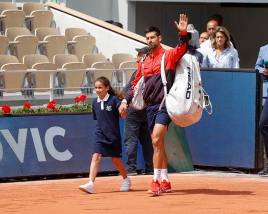 Novak Djokovic betritt den Platz Philippe-Chatrier, Halbfinale, Herren Einzel Copyright: xJuergenxHasenkopfx