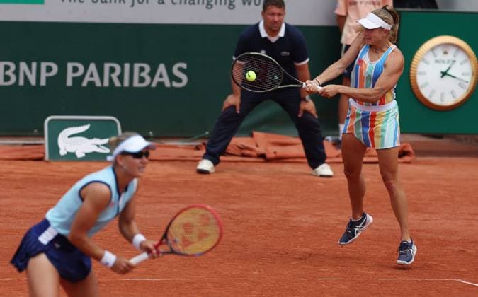 (230609) -- PARIS, June 9, 2023 -- Nicole Melichar-Martinez Ellen Perez (R) compete during the women s doubles semifinals between Wang Xinyu of China Hsieh Su-Wei of Chinese Taipei and Nicole Melichar-Martinez of the United States Ellen Perez of Australia at the French Open tennis tournament at Roland Garros in Paris, France, June 9, 2023. ) (SP)FRANCE-PARIS-TENNIS-ROLAND GARROS-FRENCH OPEN-WOMEN S DOUBLES GaoxJing 