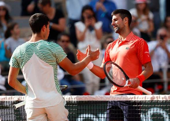 Carlos Alcaraz gratuliert dem Sieger Novak Djokovic, Emotion, Herren Einzel, Halbfinale Copyright: xJuergenxHasenkopfx