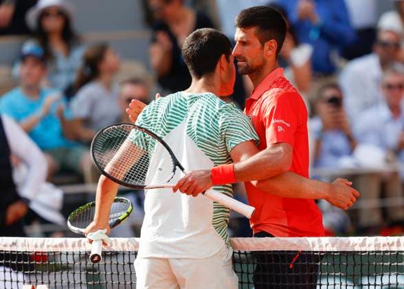 Carlos Alcaraz gratuliert dem Sieger Novak Djokovic, Emotion, Herren Einzel, Halbfinale Copyright: xJuergenxHasenkopfx