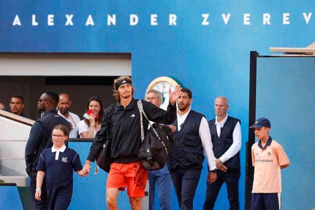 Alexander Zverev betritt den Platz Philippe-Chatrier, Halbfinale, Herren Einzel Copyright: xJuergenxHasenkopfx