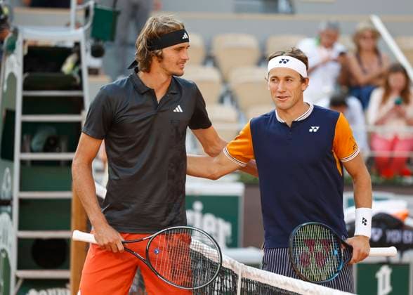 Alexander Zverev und Casper Ruud posen fuer die Fotgrafen Halbfinale, Herren Einzel Copyright: xJuergenxHasenkopfx