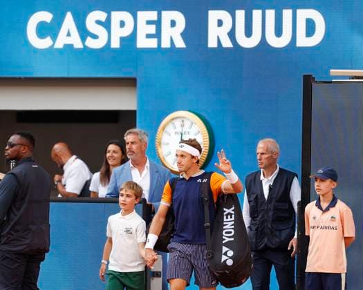 Casper Ruud betritt den Platz Philippe-Chatrier, Halbfinale, Herren Einzel Copyright: xJuergenxHasenkopfx