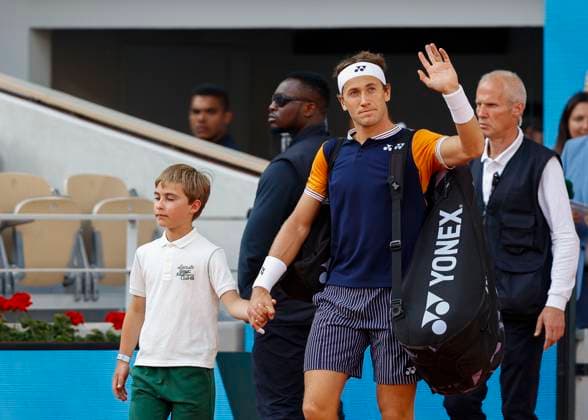 Casper Ruud betritt den Platz Philippe-Chatrier, Halbfinale, Herren Einzel Copyright: xJuergenxHasenkopfx