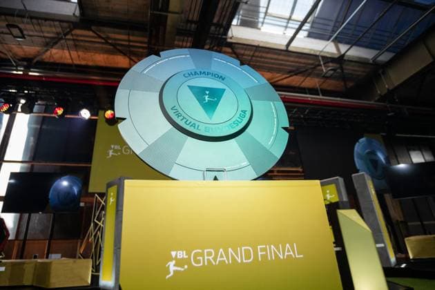 Grand Final der Virtual Bundesliga 2023 Die Meisterschale der Virtual Bundesliga Grand Final 2023 Grand Final der Virtual Bundesliga 2023, Koeln, Strassenkickerbase, 10.06.2023