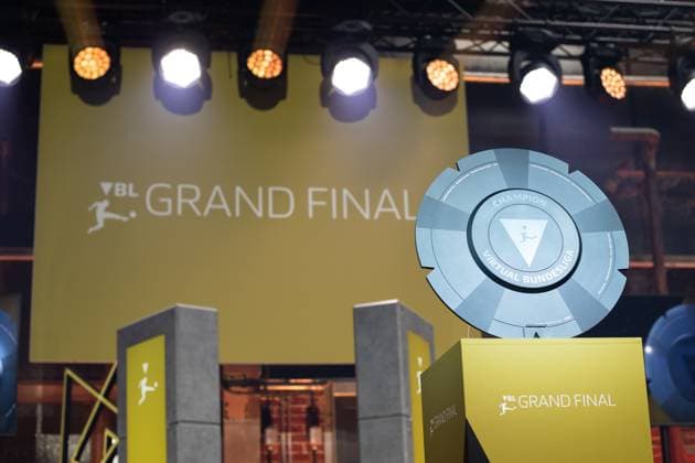 Grand Final der Virtual Bundesliga 2023 Die Meisterschale der Virtual Bundesliga Grand Final 2023 Grand Final der Virtual Bundesliga 2023, Koeln, Strassenkickerbase, 10.06.2023