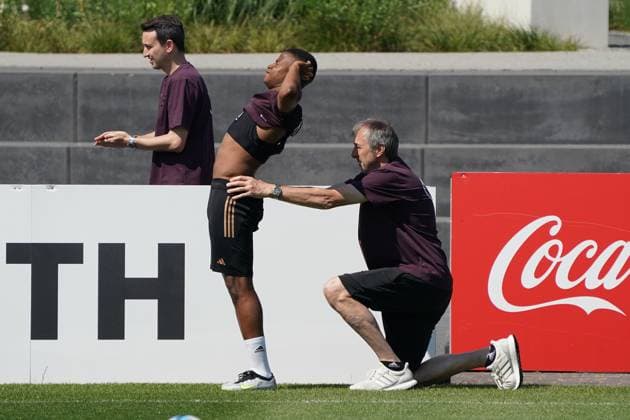 Sport Themen der Woche KW23 Sport Bilder des Tages Physio Wolfgang Bunz behandelt Youssoufa Moukoko (Deutschland Germany) - Frankfurt 10.06.2023: Training der Deutschen Nationalmannschaft *** Physio Wolfgang Bunz treats Youssoufa Moukoko Germany Frankfurt 10 06 2023 Training of German National Team
