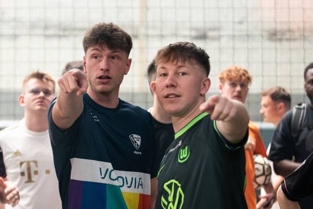 Grand Final der Virtual Bundesliga 2023 Bastia Rupsch (Pipe Crew, VfL Wolfsburg) und Timo Siep (TimoX, VFL Bochum) Grand Final der Virtual Bundesliga 2023, Koeln, Strassenkickerbase, 10.06.2023