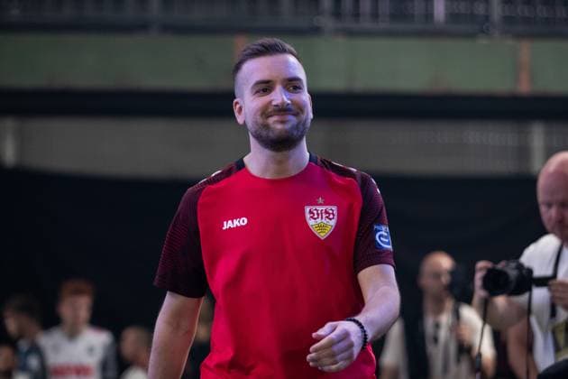 Grand Final der Virtual Bundesliga 2023 Deniel Mutic (VfB-Denii_10, VFB Stuttgart) Grand Final der Virtual Bundesliga 2023, Koeln, Strassenkickerbase, 10.06.2023