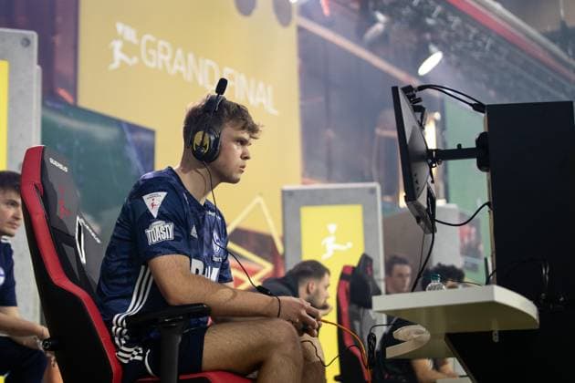 Grand Final der Virtual Bundesliga 2023 Max Eggenkaemper (Antimax, Schalke 04) Grand Final der Virtual Bundesliga 2023, Koeln, Strassenkickerbase, 10.06.2023
