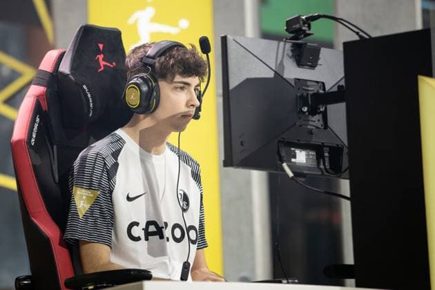 Grand Final der Virtual Bundesliga 2023 Dylan Neuhausen (DullenMIKE, SC Freiburg) Grand Final der Virtual Bundesliga 2023, Koeln, Strassenkickerbase, 10.06.2023