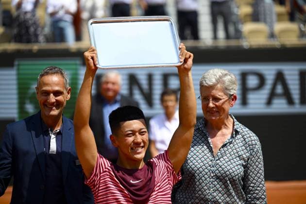 Tokito Oda (Jpn) brandissant le trophee du vainqueur TENNIS : Roland Garros 2023 - Finale Hommes Wheelchair - Paris - 10 06 2023 JBAutissier Panoramic 